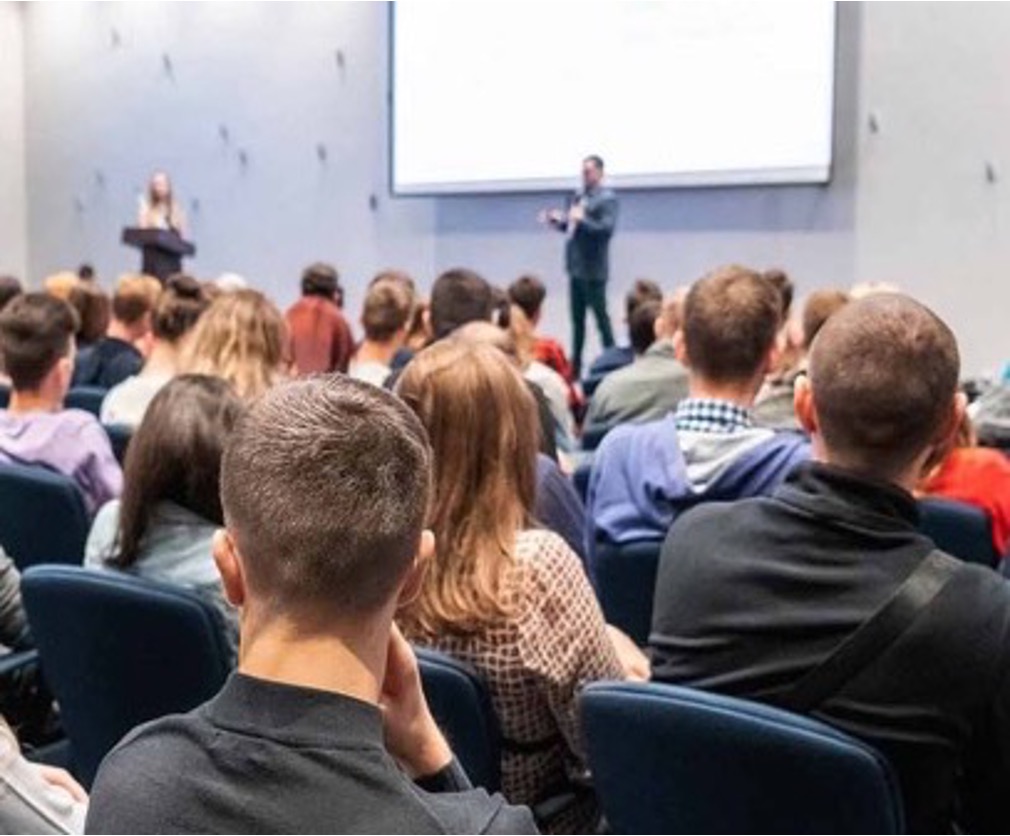 Speaker in front of a training group